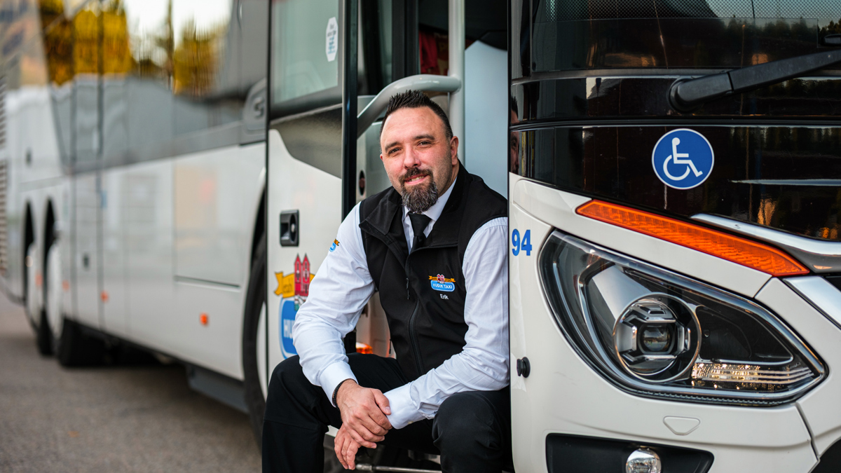 Erik Karlsson sitter på trappsteget till sin buss.