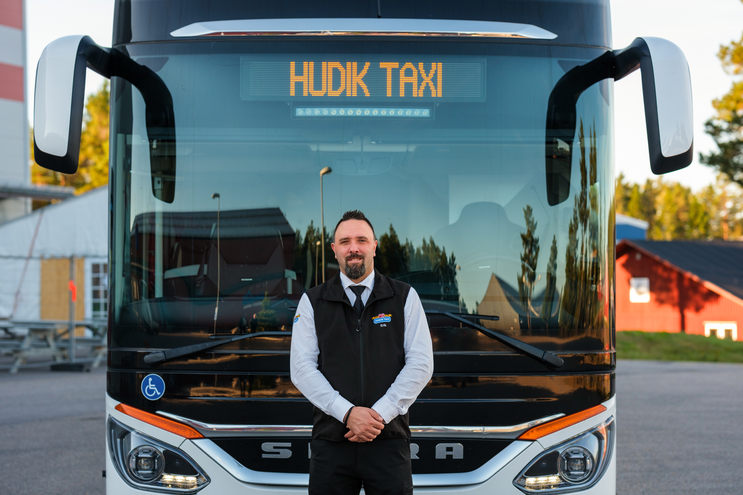 Erik Karlsson framför bussen han kör i sitt jobb.