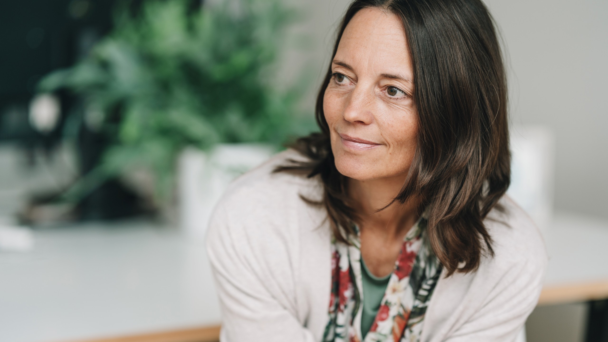 En kvinnlig arbetsgivare ler mot någon vid sin sida