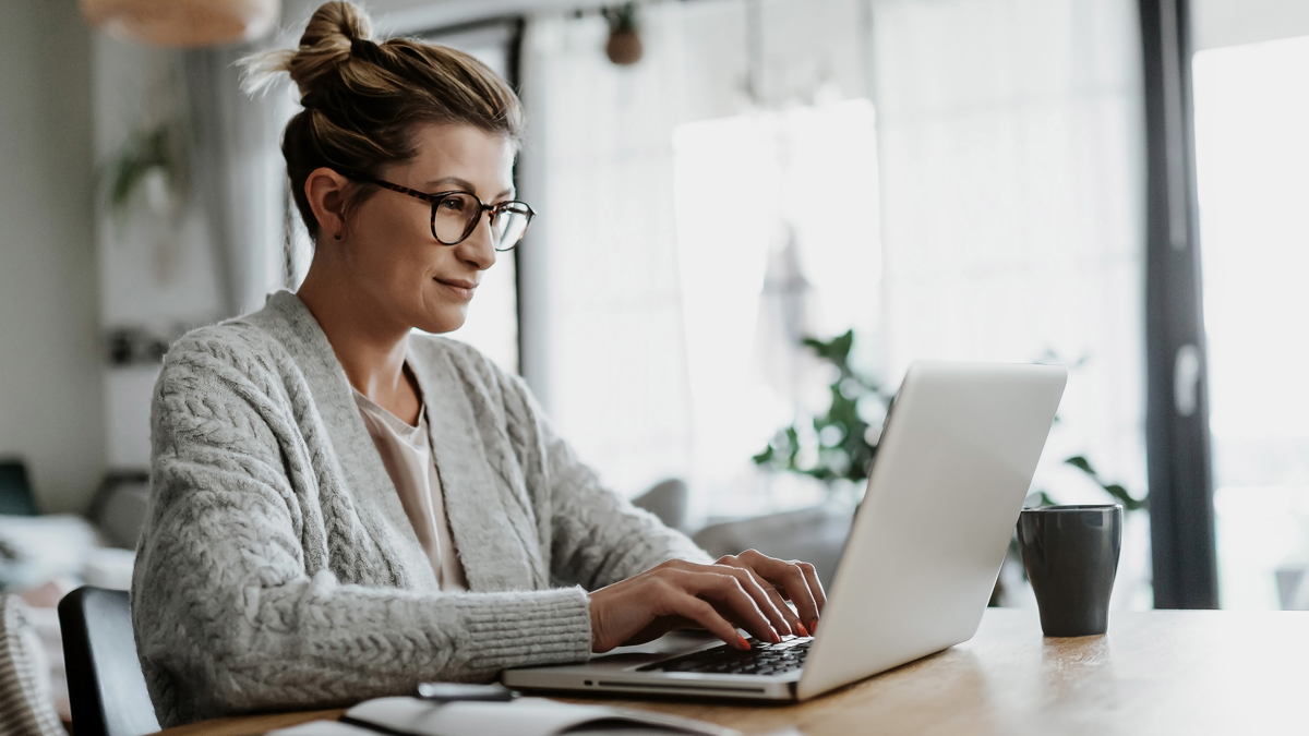 Kvinna använder en laptop.