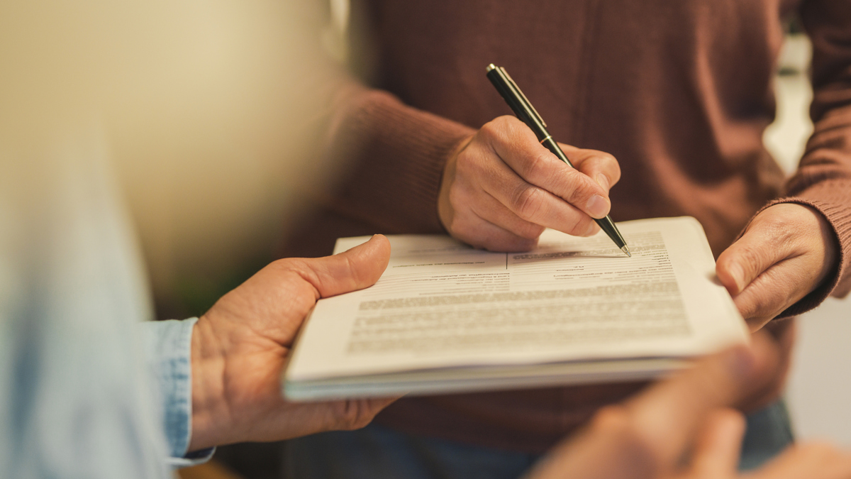 En person fyller i en blankett