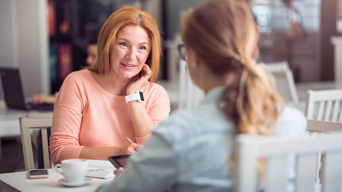 Två kvinnor i möte.