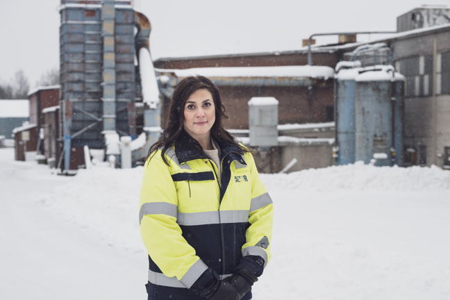 Sabina Lind utanför det anrika gjuteriet