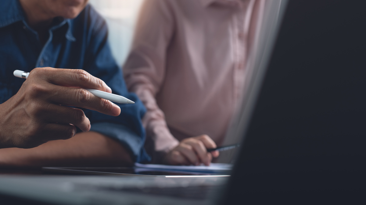 Två personer sitter vid en dator