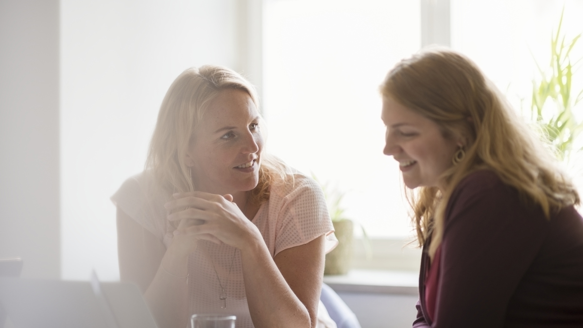 Två kvinnor i möte