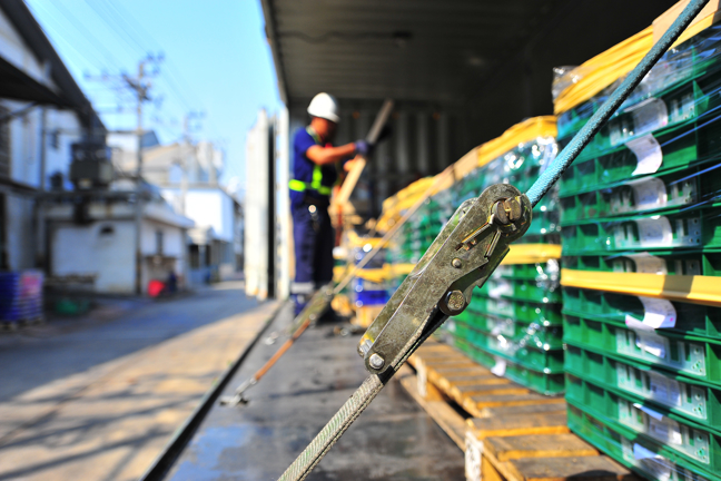 En man säkrar last.