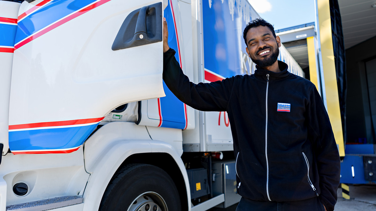 Yosief Abrha håller upp dörren till sin lastbil.