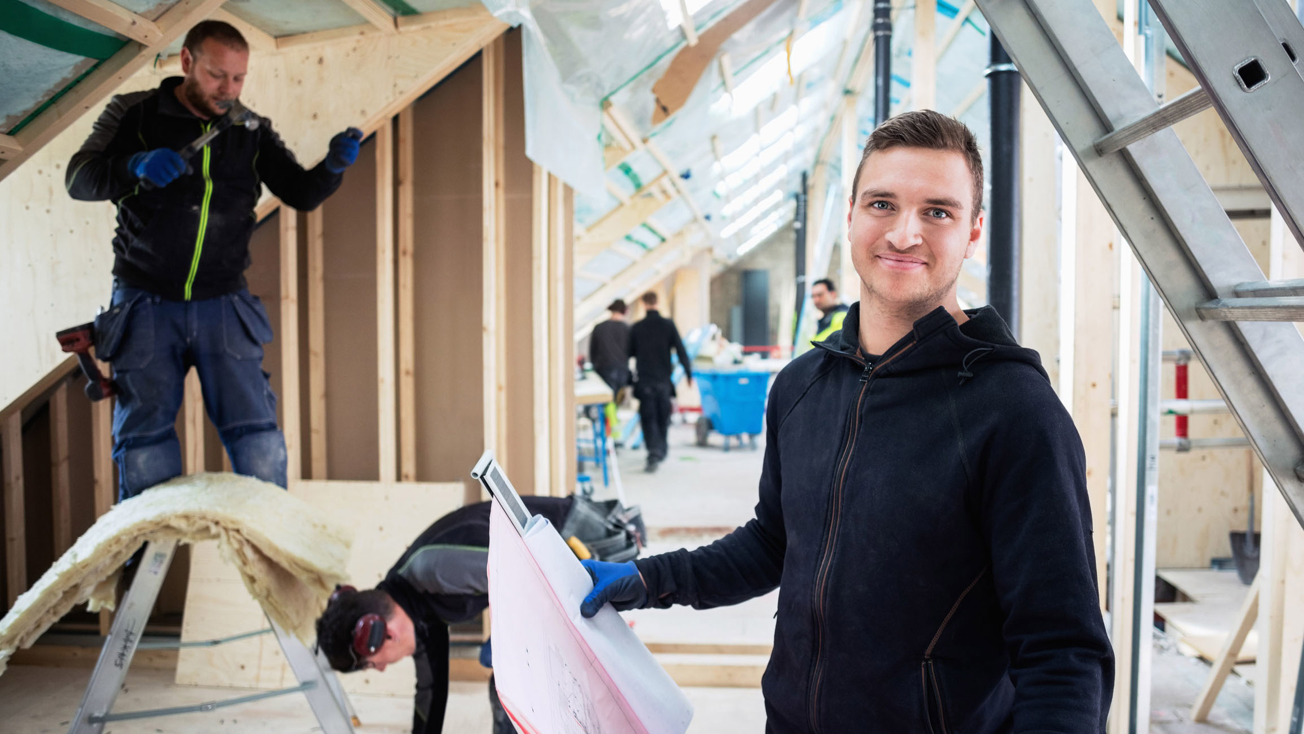 Byggarbetare som är glada på jobbet.