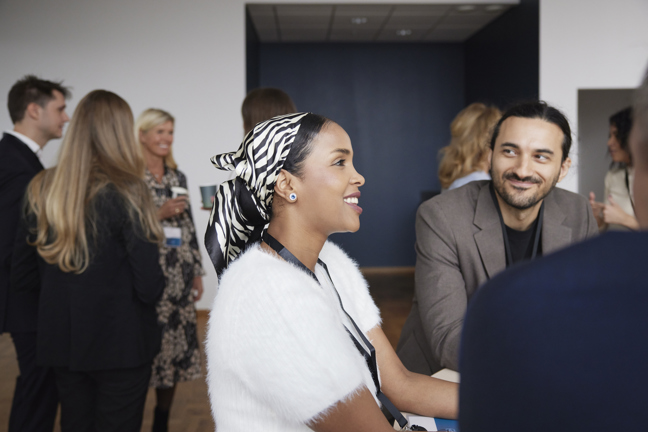 Personer som minglar.