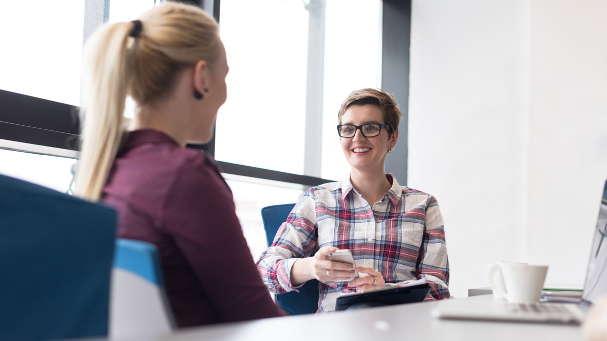 Två kvinnor i möte.