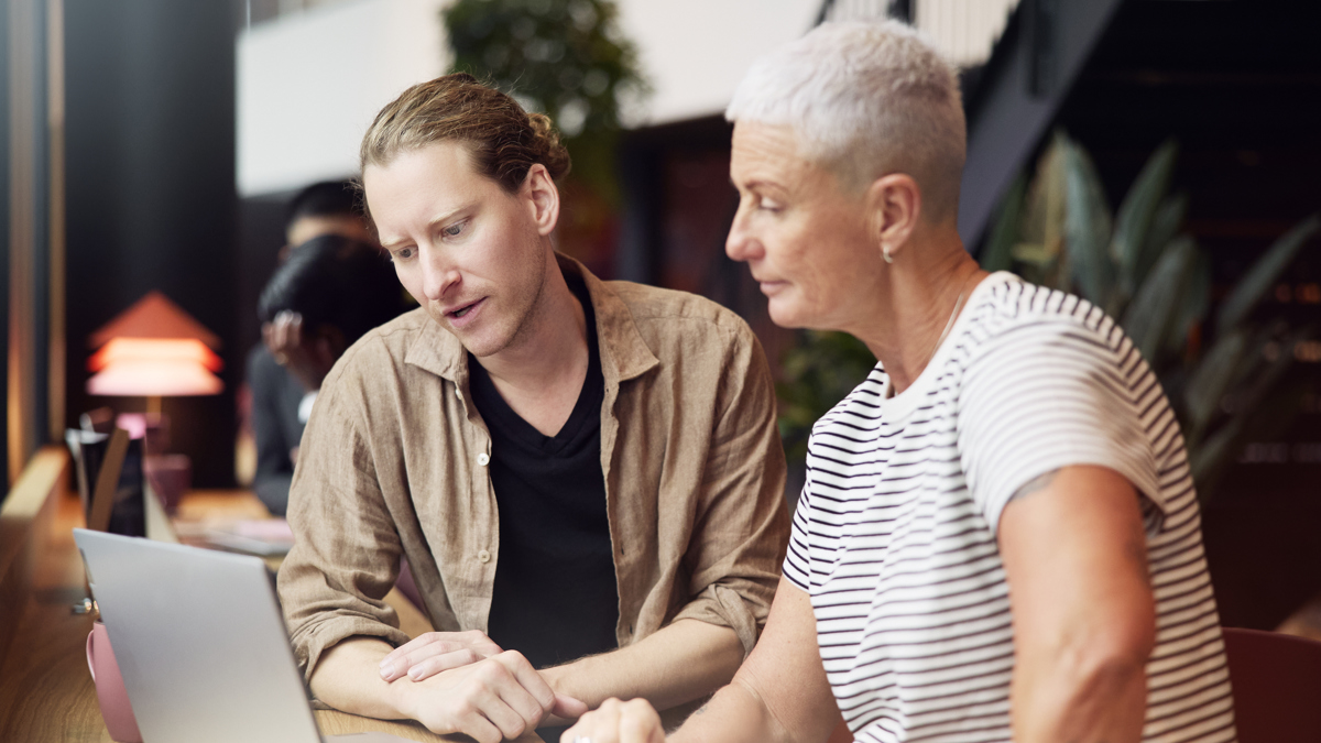 Två kvinnor i möte